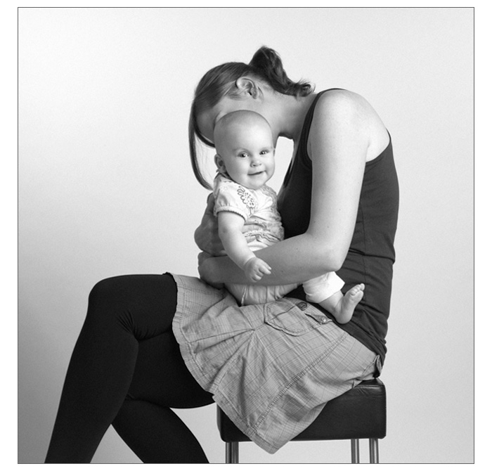 Mutter mit Baby auf dem Schoß - Portrait von Roswitha Kaster